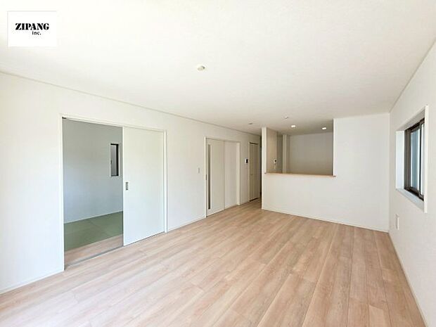 【居間・リビング】【リビング】キッチンと一体になったリビングはひろびろとしたくつろぎ空間を実現しています。