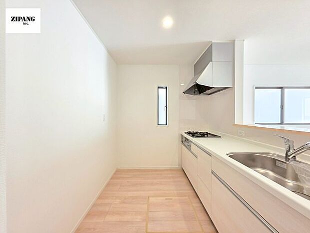 【キッチン】【キッチン】お子さまや家族と距離感近く料理が可能な対面式のシステムキッチンです。3口コンロのキッチンでお料理のレパートリーが増えそうです♪