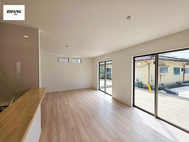 【居間・リビング】【リビング】キッチンと一体になったリビングはひろびろとしたくつろぎ空間を実現しています。 