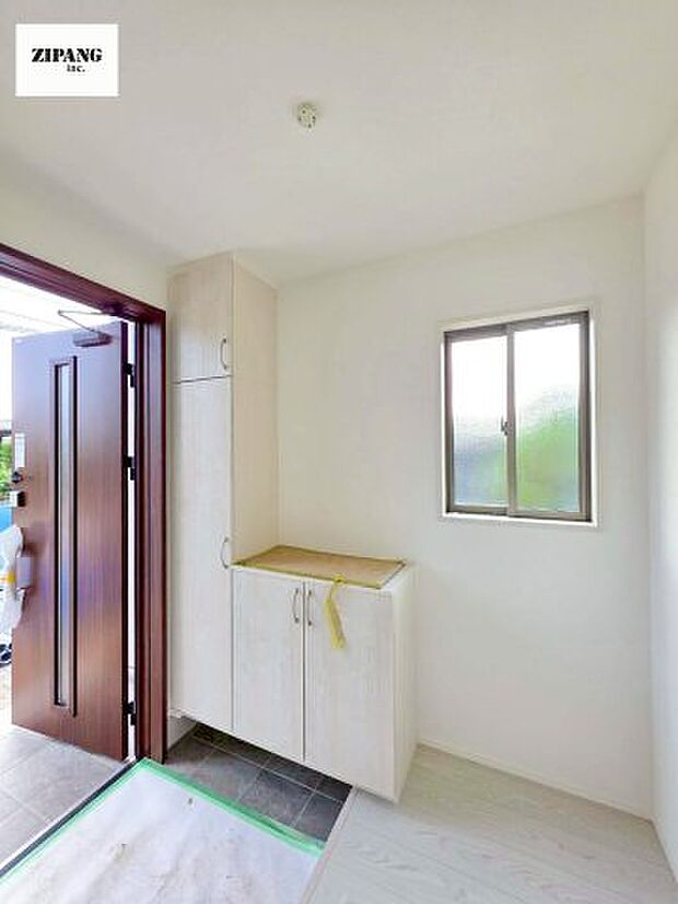 【玄関】【玄関】玄関に窓があるとお家全体が明るい印象を受けます。玄関タイルはお掃除しやすく清潔を保てます♪ 