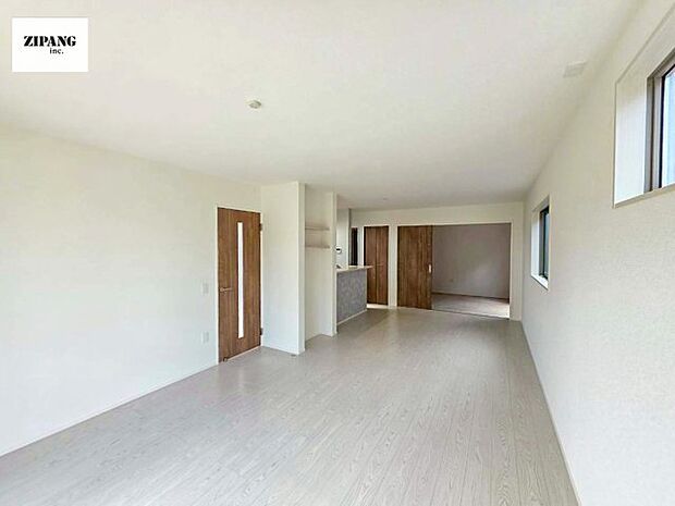 【居間・リビング】【リビング】キッチンと一体になったリビングはひろびろとしたくつろぎ空間を実現しています。 