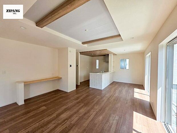 【居間・リビング】【リビング】キッチンと一体になったリビングはひろびろとしたくつろぎ空間を実現しています。 