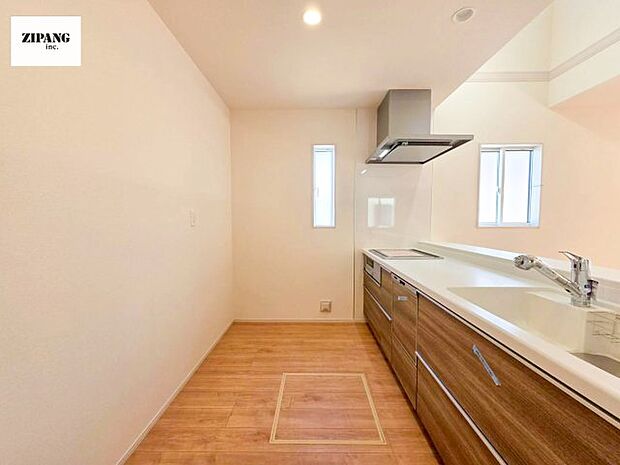 【キッチン】【キッチン】お子さまや家族と距離感近く料理が可能な対面式のシステムキッチンです。IHの3つ口コンロでお料理のレパートリーが増えそうです。