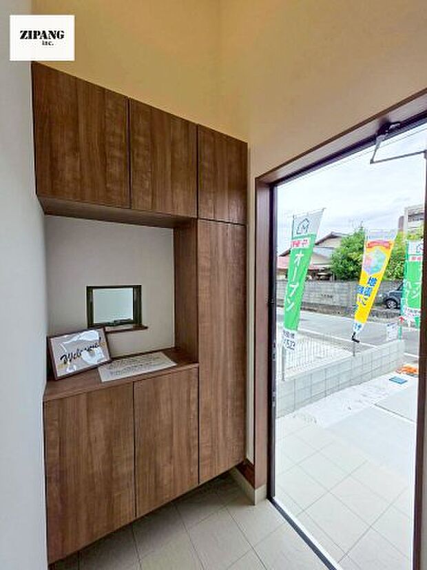 【玄関】【玄関】明るい玄関。大容量の収納スペースは大家族でもらくらく収納可能です。 