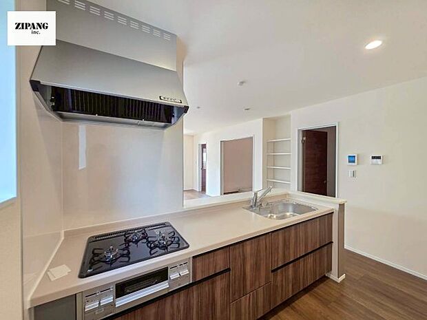 【キッチン】【キッチン】お子さまや家族と距離感近く料理が可能な対面式のシステムキッチンです。3口コンロのキッチンでお料理のレパートリーが増えそうです♪