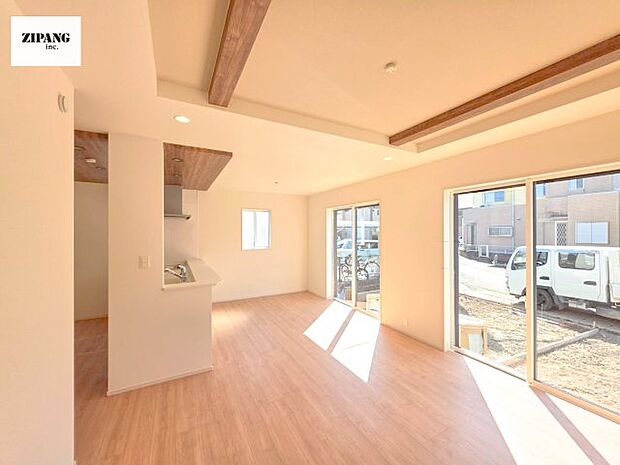 【居間・リビング】【リビング】キッチンと一体になったリビングはひろびろとしたくつろぎ空間を実現しています。