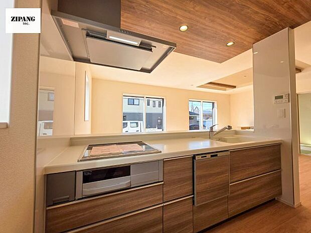 【キッチン】【キッチン】お子さまや家族と距離感近く料理が可能な対面式のシステムキッチンです。IHの3つ口コンロでお料理のレパートリーが増えそうです。