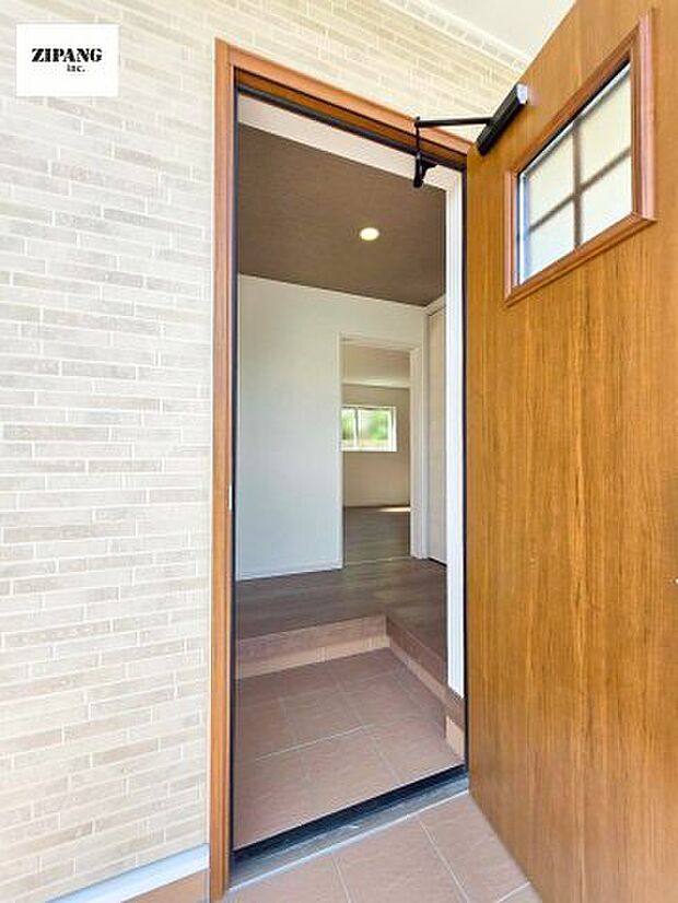 【玄関】【玄関】明るくすっきりした玄関が家族やお客さまを迎えてくれます。玄関タイルはお掃除しやすく清潔を保てます♪