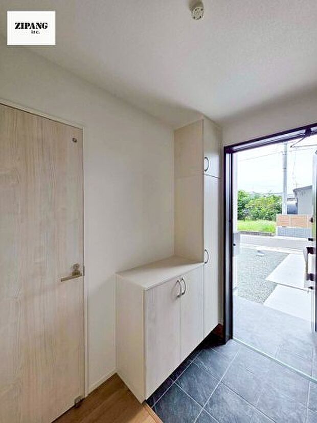 【玄関】【玄関】明るくすっきりした玄関が家族やお客さまを迎えてくれます。玄関タイルはお掃除しやすく清潔を保てます♪ 