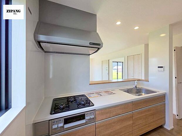 【キッチン】【キッチン】お子さまや家族と距離感近く料理が可能な対面式のシステムキッチンです。3口コンロのキッチンでお料理のレパートリーが増えそうです♪ 