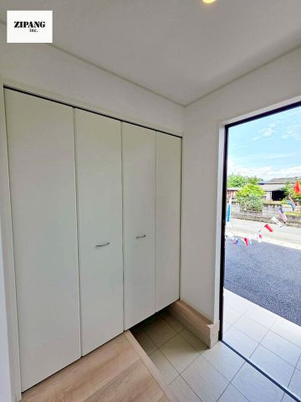 【玄関】【玄関】大容量の収納スペースは大家族でもらくらく収納可能です。 