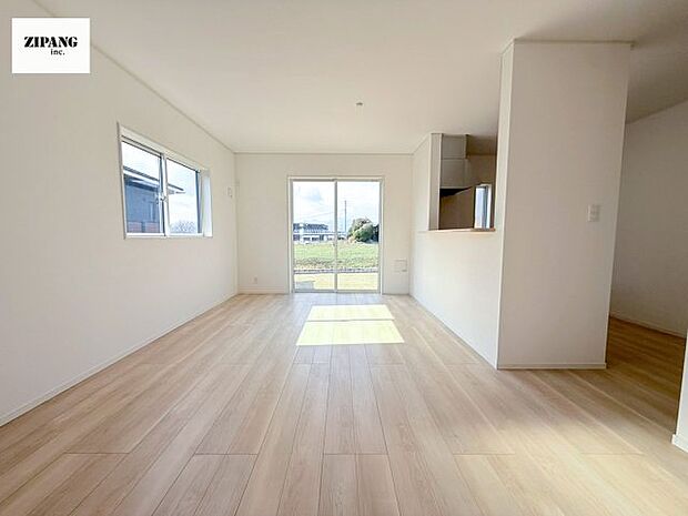 【居間・リビング】【リビング】キッチンと一体になったリビングはひろびろとしたくつろぎ空間を実現しています。