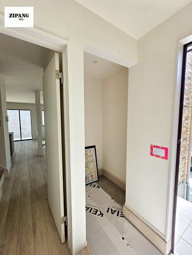 【玄関】【シューズインクローク】玄関脇の奥行きがあるスペースは靴を履いたまま雨具やベビーカーを片付けられます。