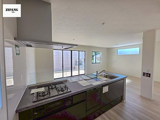 【キッチン】【キッチン】お子さまや家族と距離感近く料理が可能な対面式のシステムキッチンです。3口コンロのキッチンでお料理のレパートリーが増えそうです♪