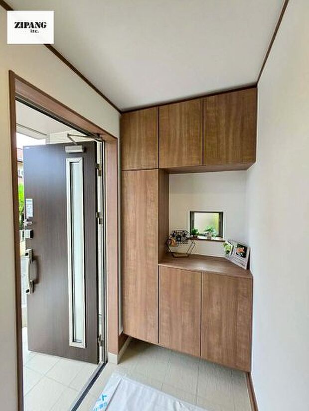 【玄関】【玄関】小窓から陽が差し込む明るい玄関。 玄関タイルはお掃除しやすく清潔を保てます♪ 