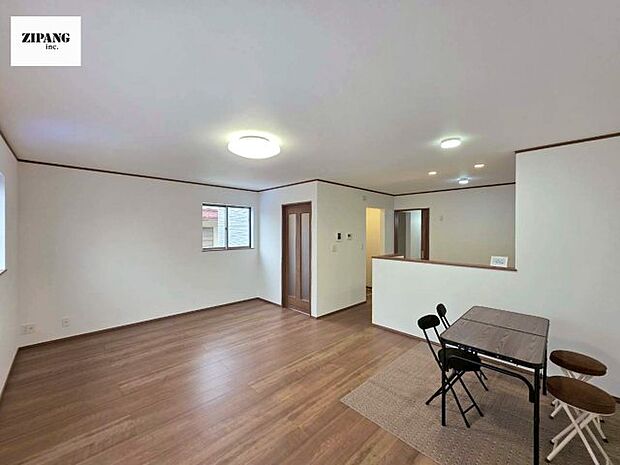 【居間・リビング】【リビング】キッチンと一体になったリビングはひろびろとしたくつろぎ空間を実現しています。 