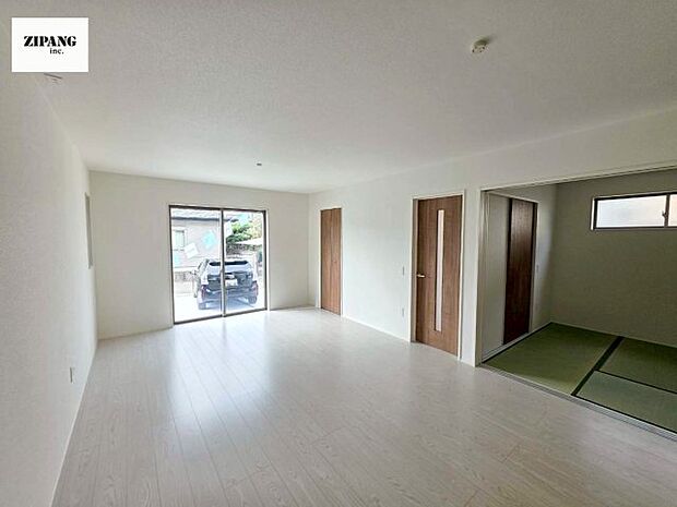 【居間・リビング】【リビング】キッチンと一体になったリビングはひろびろとしたくつろぎ空間を実現しています。 