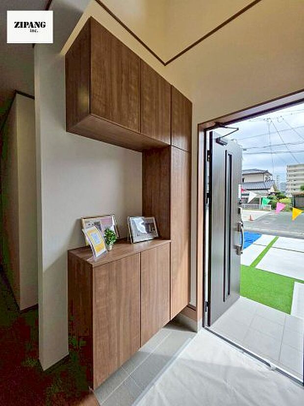 【玄関】【玄関】明るくすっきりした玄関が家族やお客さまを迎えてくれます。玄関タイルはお掃除しやすく清潔を保てます♪ 