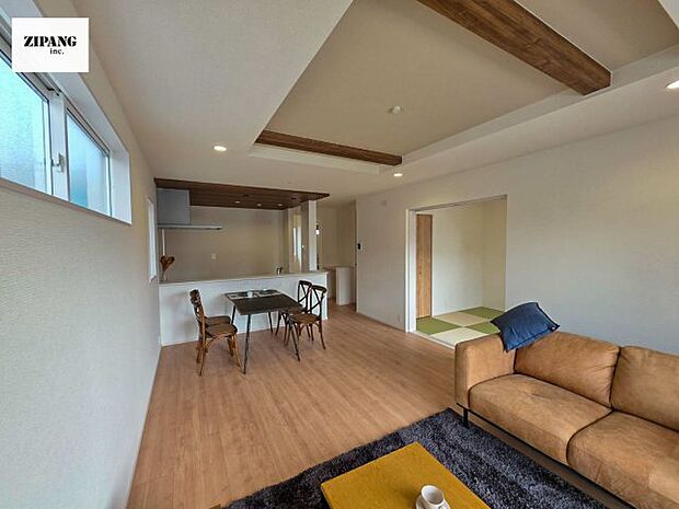 【居間・リビング】【リビング】キッチンと一体になったリビングはひろびろとしたくつろぎ空間を実現しています。 モデル家具設置中！家具配置の参考になります♪ 