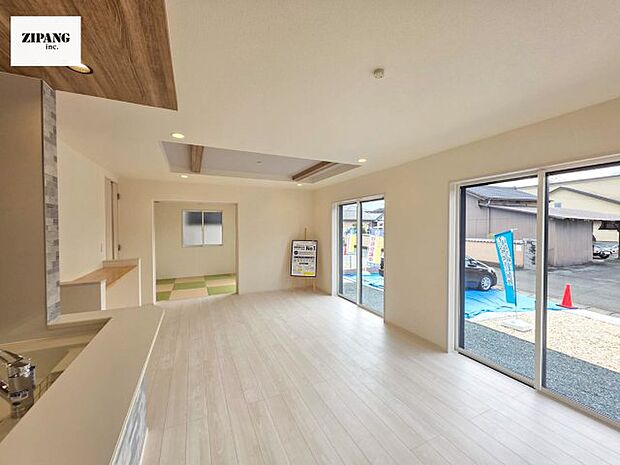 【居間・リビング】【リビング】キッチンと一体になったリビングはひろびろとしたくつろぎ空間を実現しています。 