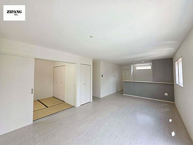 【居間・リビング】【リビング】キッチンと一体になったリビングはひろびろとしたくつろぎ空間を実現しています。