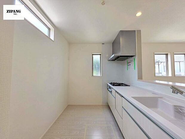 【キッチン】【キッチン】お子さまや家族と距離感近く料理が可能な対面式のシステムキッチンです。IHの3つ口コンロでお料理のレパートリーが増えそうです。