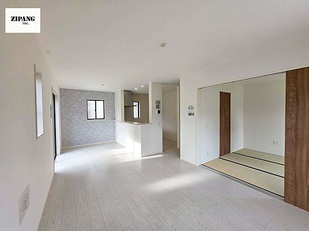 【居間・リビング】【リビング】キッチンと一体になったリビングはひろびろとしたくつろぎ空間を実現しています。