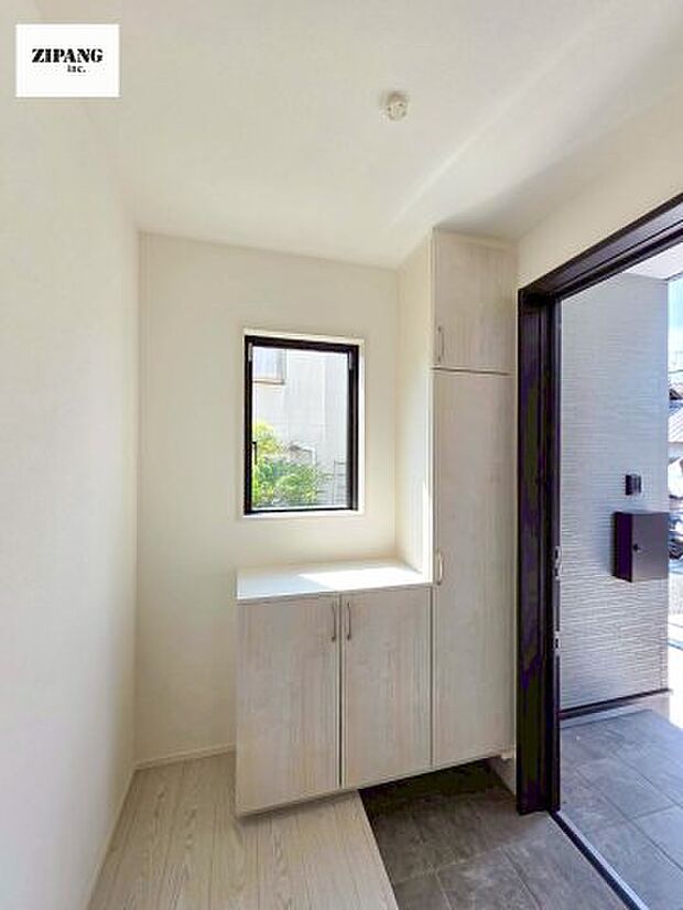 【玄関】【玄関】玄関に窓があるとお家全体が明るい印象を受けます。玄関タイルはお掃除しやすく清潔を保てます♪