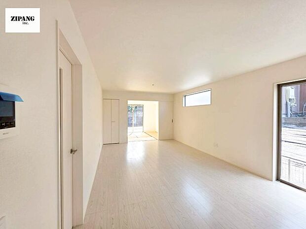 【居間・リビング】【リビング】キッチンと一体になったリビングはひろびろとしたくつろぎ空間を実現しています。