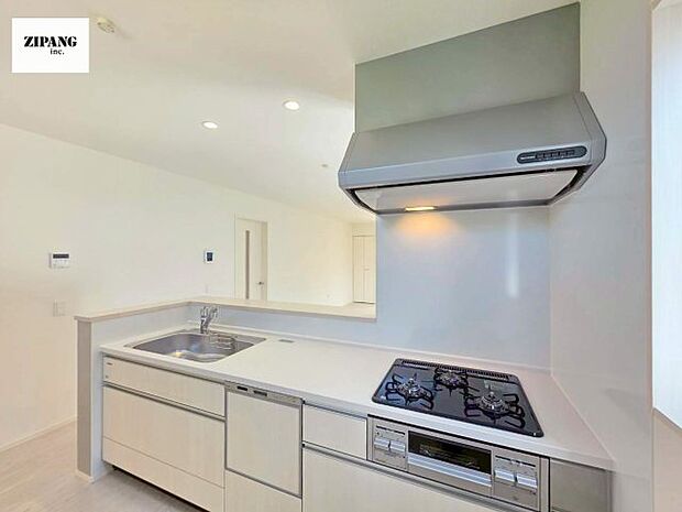 【キッチン】【キッチン】家族と距離感近く料理が可能な対面式のシステムキッチンです。3つ口IHコンロでお料理のレパートリーが増えそうです。