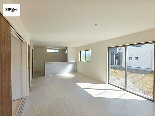 【居間・リビング】【リビング】キッチンと一体になったリビングはひろびろとしたくつろぎ空間を実現しています。 