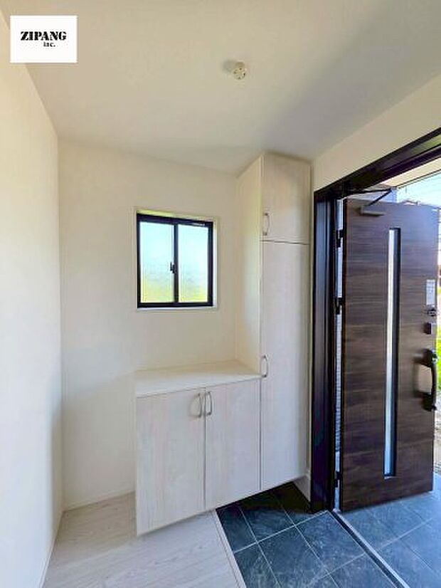 【玄関】【玄関】玄関に窓があるとお家全体が明るい印象を受けます。玄関タイルはお掃除しやすく清潔を保てます♪