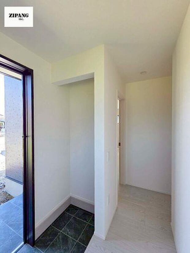 【玄関】【シューズインクローク】玄関脇の奥行きがあるスペースは靴を履いたまま雨具やベビーカーを片付けられます。