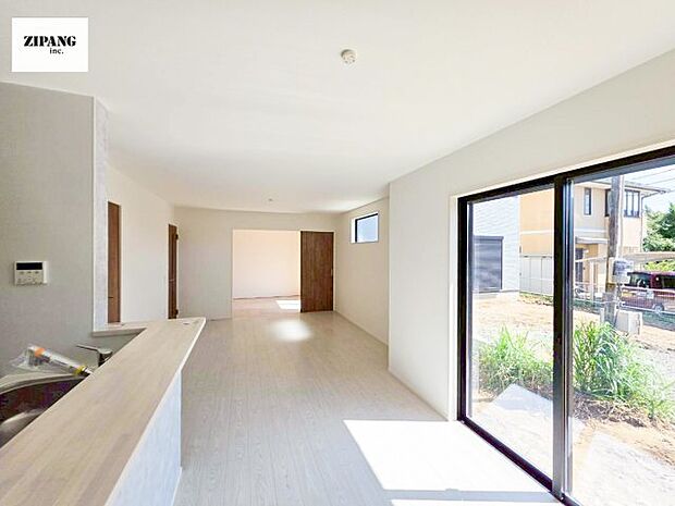 【居間・リビング】【リビング】キッチンと一体になったリビングはひろびろとしたくつろぎ空間を実現しています。