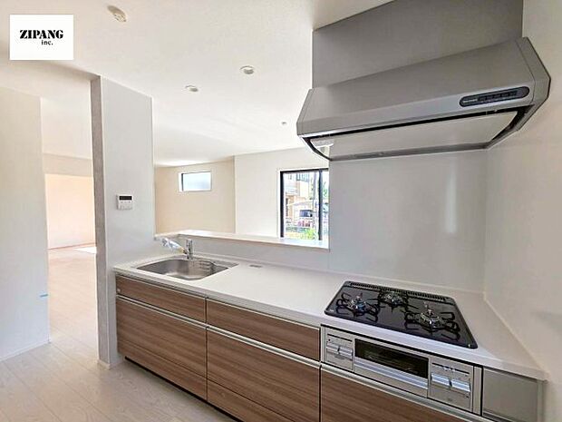 【キッチン】【キッチン】家族と距離感近く料理が可能な対面式のシステムキッチンです。3つ口IHコンロでお料理のレパートリーが増えそうです。