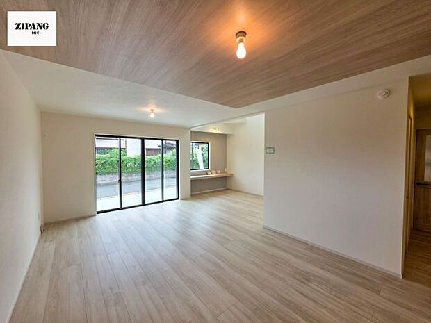 【居間・リビング】【リビング】キッチンと一体になったリビングはひろびろとしたくつろぎ空間を実現しています。 