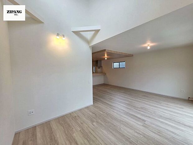 【居間・リビング】【リビング】キッチンと一体になったリビングはひろびろとしたくつろぎ空間を実現しています。 