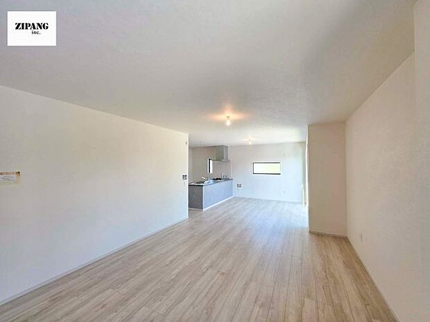 【居間・リビング】【リビング】キッチンと一体になったリビングはひろびろとしたくつろぎ空間を実現しています。