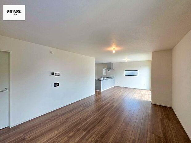 【居間・リビング】【リビング】キッチンと一体になったリビングはひろびろとしたくつろぎ空間を実現しています。 