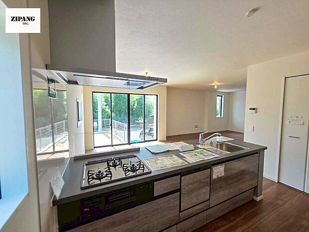 【キッチン】【キッチン】お子さまや家族と距離感近く料理が可能な対面式のシステムキッチンです。IHの3つ口コンロでお料理のレパートリーが増えそうです。 