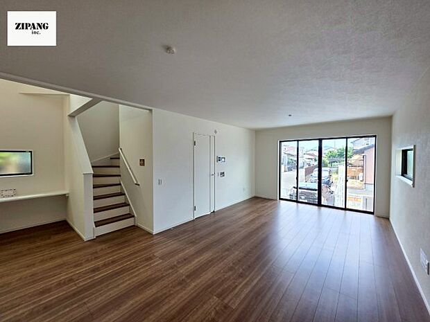 【居間・リビング】【リビング】キッチンと一体になったリビングはひろびろとしたくつろぎ空間を実現しています。