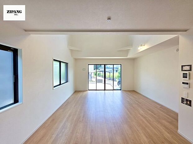 【居間・リビング】【リビング】キッチンと一体になったリビングはひろびろとしたくつろぎ空間を実現しています。 