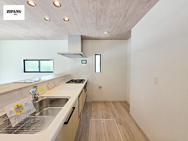 【キッチン】【キッチン】お子さまや家族と距離感近く料理が可能な対面式のシステムキッチンです。3口コンロのキッチンでお料理のレパートリーが増えそうです♪