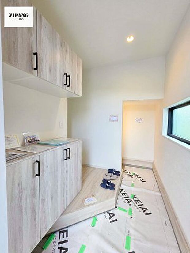 【玄関】【玄関】明るい玄関。大容量の収納スペースは大家族でもらくらく収納可能です。 