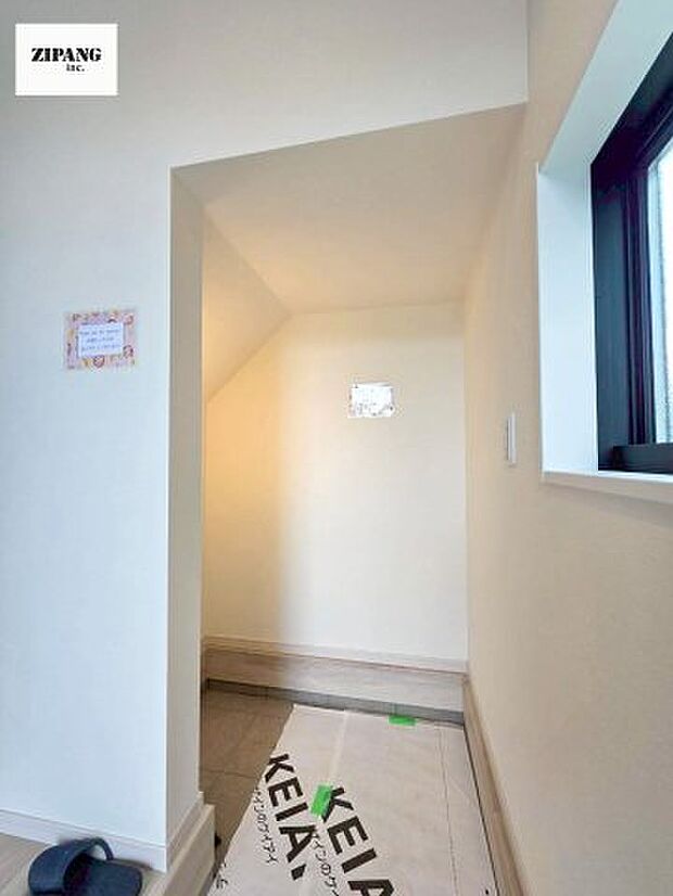 【玄関】【シューズインクローク】玄関脇の奥行きがあるスペースは靴を履いたまま雨具やベビーカーを片付けられます。 