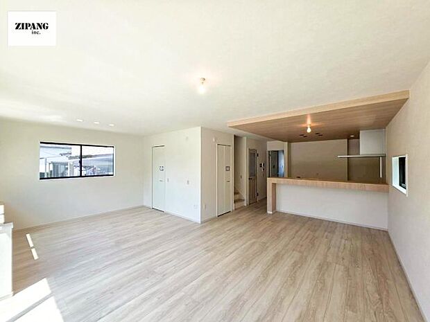 【居間・リビング】【リビング】キッチンと一体になったリビングはひろびろとしたくつろぎ空間を実現しています。 