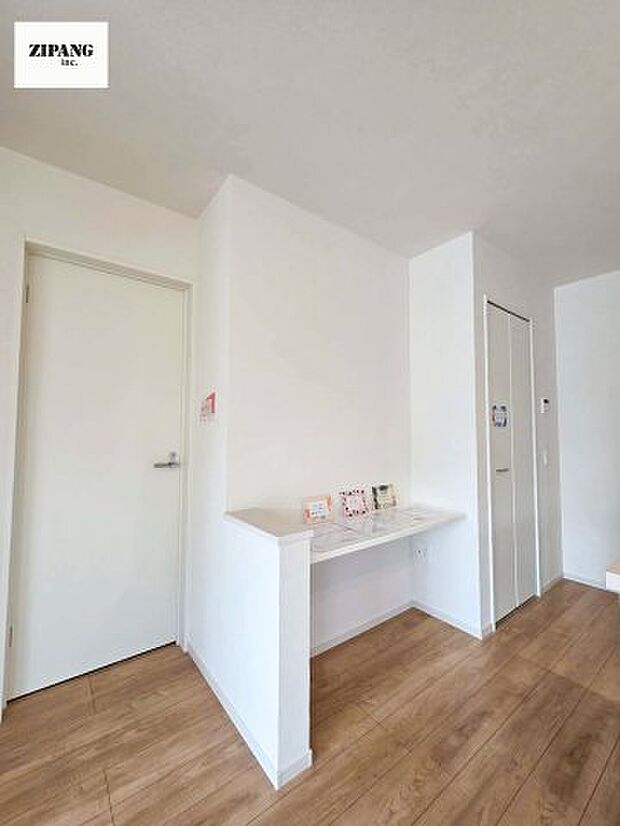 【居間・リビング】【スタディカウンター】リビングの一角に設置されたカウンターは、お子様の勉強や家事ワークスペースに好評です。 