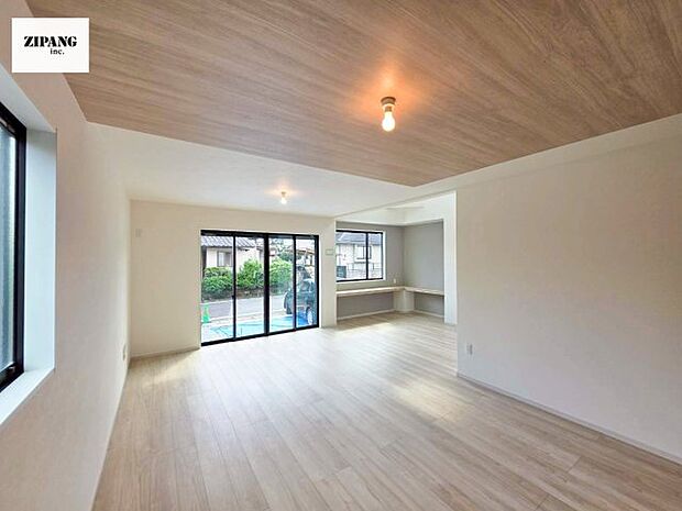 【居間・リビング】【リビング】キッチンと一体になったリビングはひろびろとしたくつろぎ空間を実現しています。 