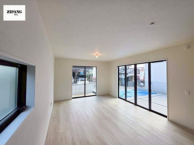 【居間・リビング】【リビング】キッチンと一体になったリビングはひろびろとしたくつろぎ空間を実現しています。