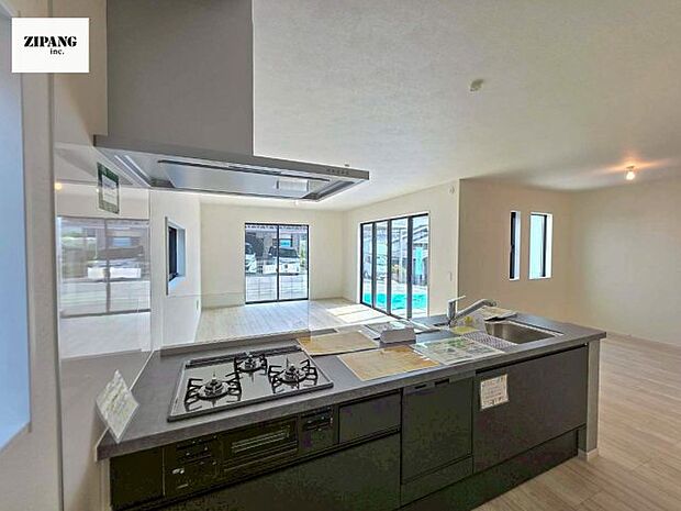 【キッチン】【キッチン】お子さまや家族と距離感近く料理が可能な対面式のシステムキッチンです。3口コンロのキッチンでお料理のレパートリーが増えそうです♪